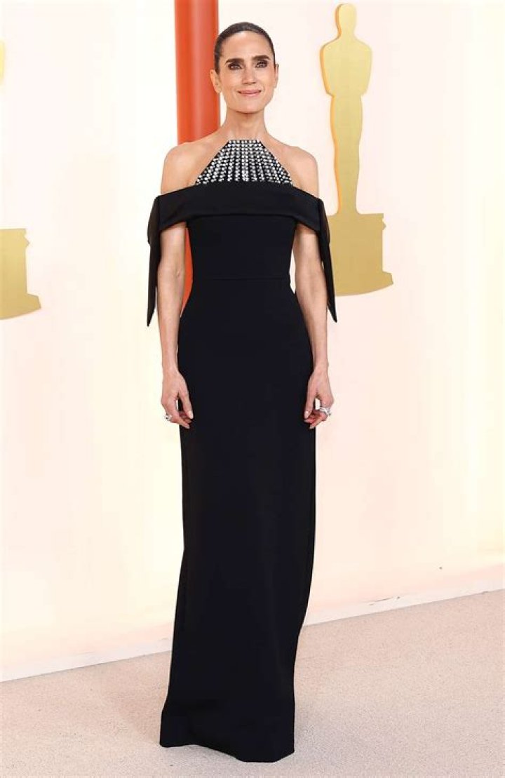 Amanda Seyfried's Dazzling Oscars 2013 Gown: A Red Carpet Triumph