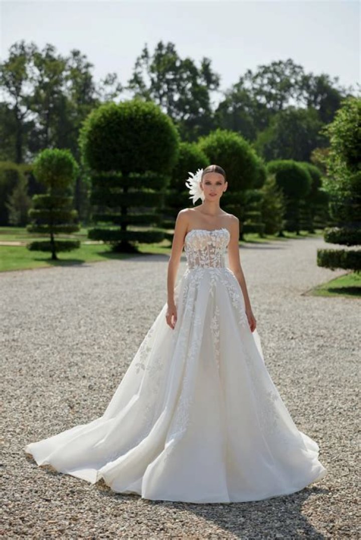 Discover Exquisite Wedding Dresses By Maria Farbinni