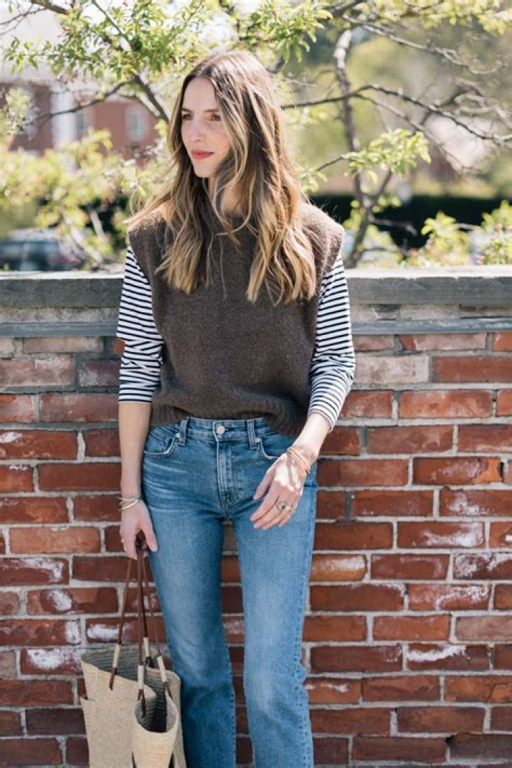 Style Guide: How To Pair Jeans And A Grey Sweater For A Chic Look