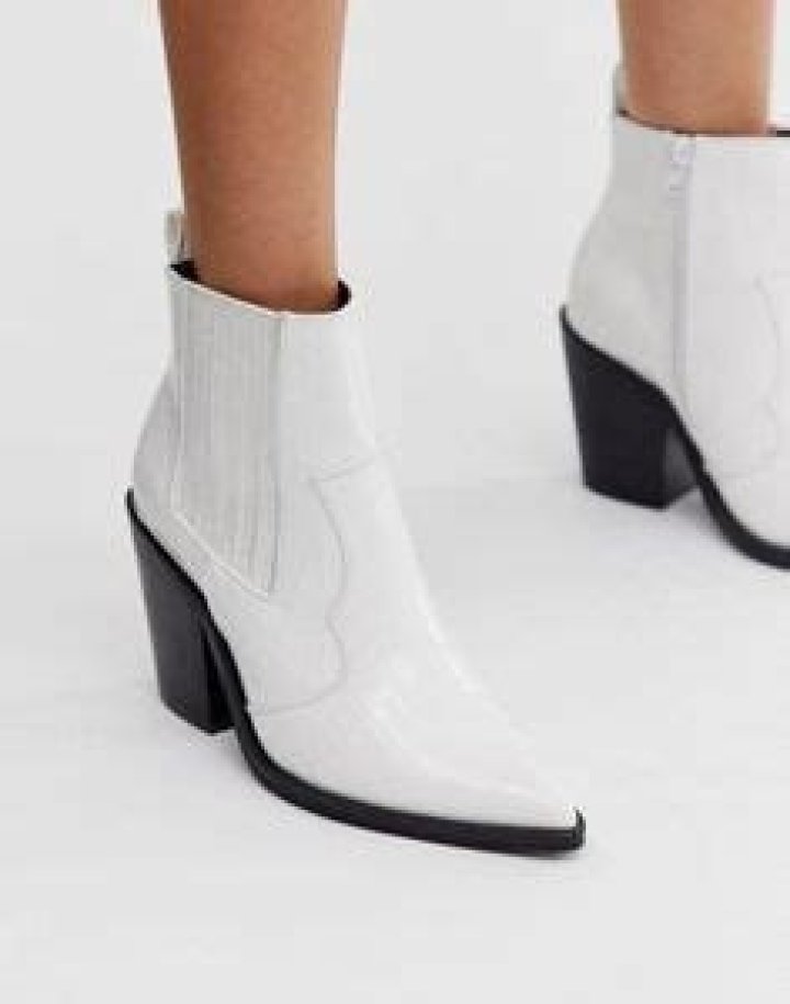 The Iconic Kacey Musgraves White Boots: A Symbol Of Western Style And Women's Empowerment