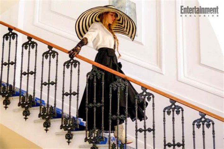 The Iconic Pamela Anderson's Big Hat: A Fashion Statement