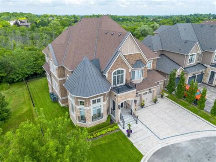 Top 10,000 Square Feet Houses That Will Astound You